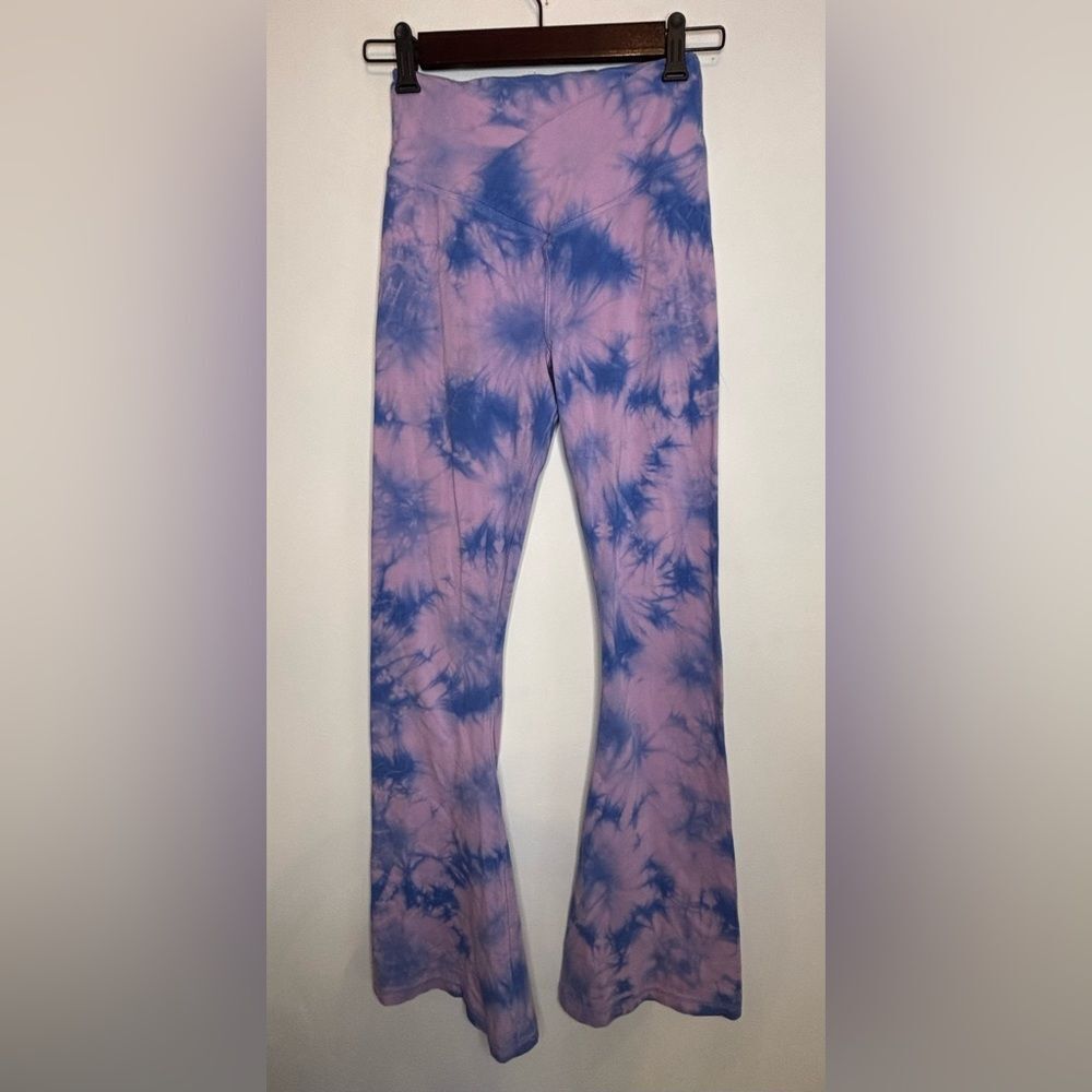 PINK Victoria's Secret Tie-Dye Flare Leggings in Lavender and Blue